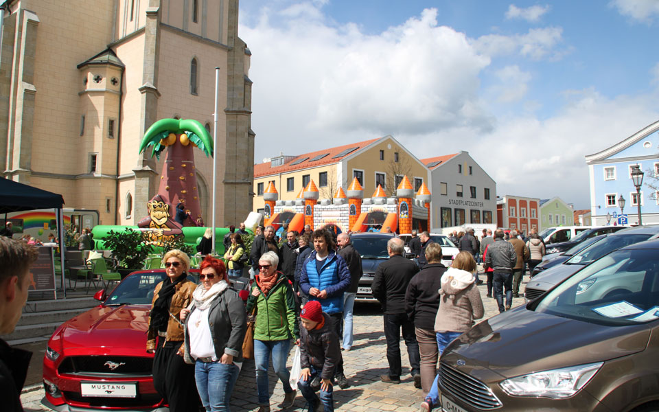 Aussteller präsentieren unter anderem Fahrzeuge